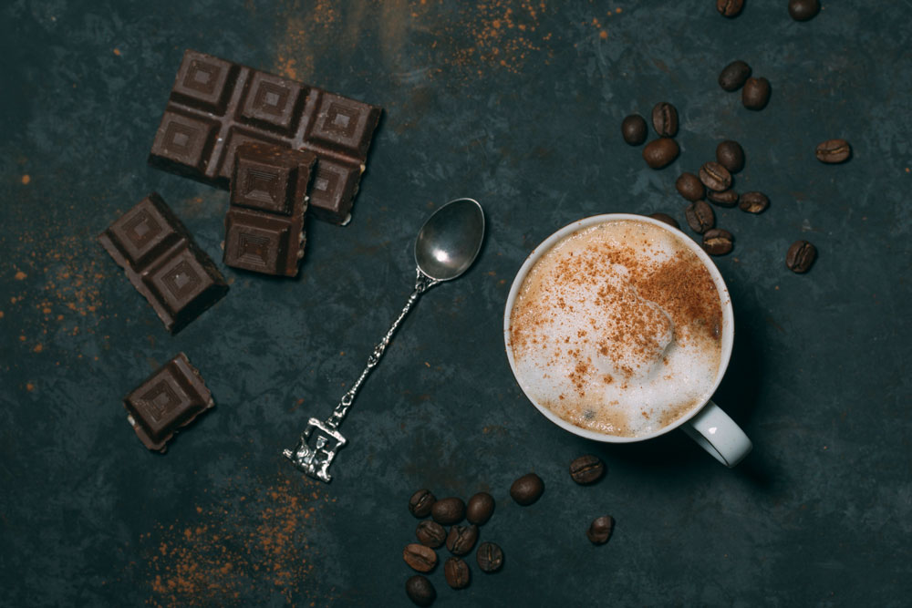 چرا همراه قهوه شکلات تلخ میخورن؟