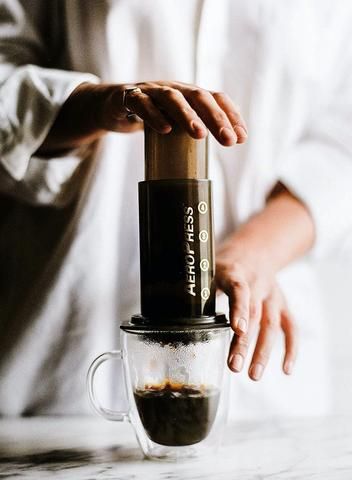 ایروپرس (AeroPress) چیست؟ طرز تهیه قهوه با ایروپرس